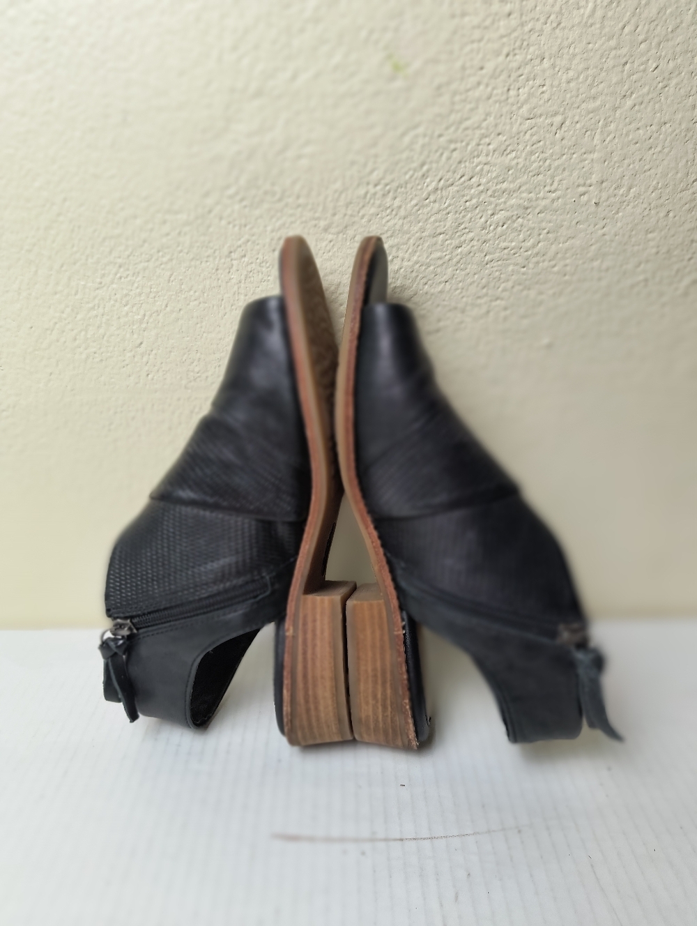 Sofft 7.5M Black Open-Toe Leather Mule Sandals - Picture 7 of 13